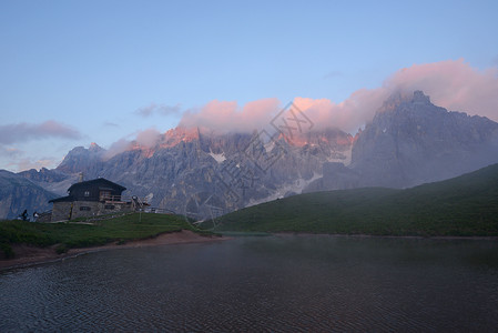 意大利多洛米山避难所顶峰崎岖山峰多云风景步骤公园高清图片