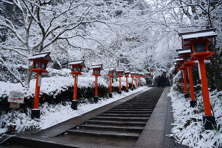 京都冬天下雪的左京区高清图片