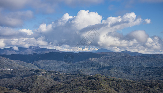 2019年11月2日 俄罗斯索契市附近的阿克洪山观察甲板观测高加索山脉的景象地标环境树木公园海岸顶峰森林旅游天空高地背景图片