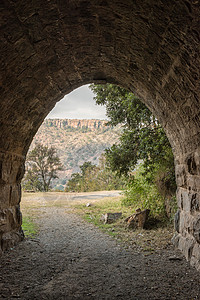 位于的历史性铁路隧道东部出口旅游悬崖乡村旅行农村岩石村庄博文背景图片