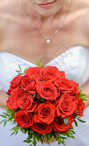 新娘手中的花束仪式婚姻裙子婚礼玫瑰女性绿色订婚女士浪漫背景图片