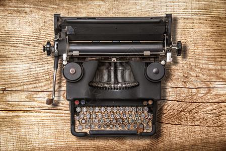 木材背景的老式打字机背景图片