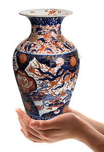 白色背景的中国花瓶手持式背景图片