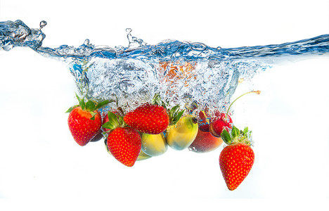 在水中降下果实运动溪流液体生物气泡飞溅食物饮食水果高清图片