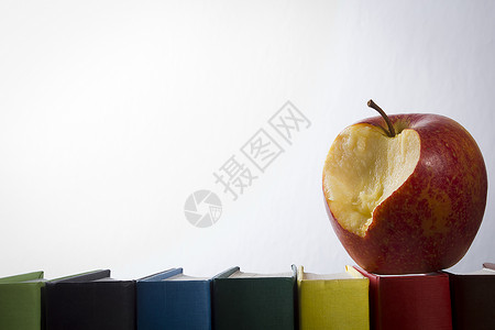 苹果和书籍学校教育书根学习知识童年图书馆红色小学背景图片