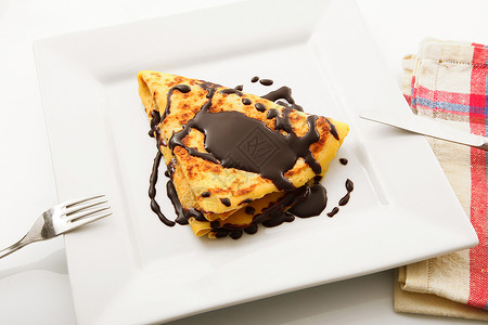 白底巧克力的红心饼蛋糕煎饼早餐巧克力奶油小吃美食厨房甜点白色背景图片
