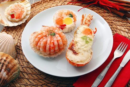 美味新鲜的贝类特色菜盘子脑袋木头龙虾午餐烹饪糕点特产桌子食物背景图片