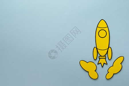 穿越空间放大蓝色背景的黄色卡通火箭( Y)背景图片