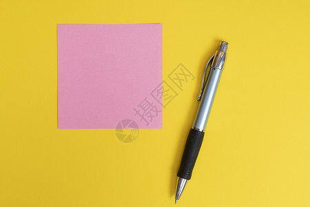 彩页办公室白色黄色桌子笔记空白商业绿色纸板框架背景图片