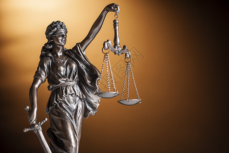 正义的铜像举起天秤青铜平衡法庭犯罪盘子塑像执法命令法律惩罚背景图片
