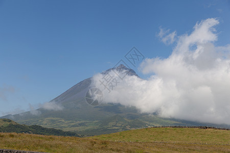 微微别霍带云的皮雪山场景岩石目的地火山岩绿色旅游旅行森林天空火山背景