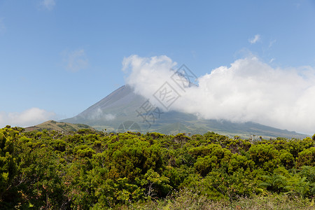 微微别霍带云的皮雪山目的地岩石火山旅游旅行绿色风景场景火山岩蓝色背景