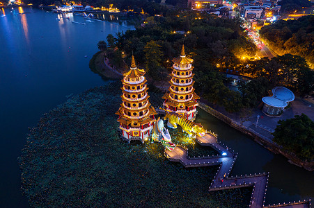龙虎夜里在台湾高雄的龙和虎塔城市旅行荷花池景观寺庙旅游池塘历史性全景建筑学背景