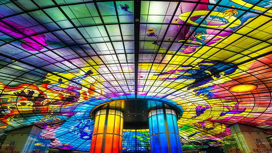 在台湾高雄市的福摩萨大道站 灯光之穹绘画游客捷运穹顶民众圆顶照明夹子旅行地标背景图片