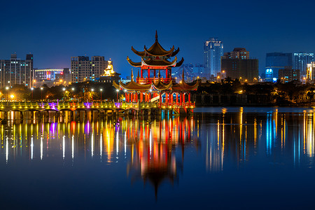 高雄在台湾有名的旅游景点 夜以继日池塘宗教建筑传统宝塔城市旅行公园场景灯笼背景