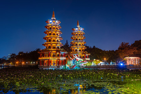 莲花与龙素材夜里在台湾高雄的龙和虎塔历史性建筑物佛教徒宝塔场景文化走营宗教城市天际背景