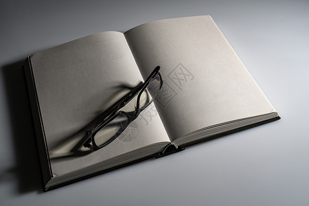 评论家畅销书一副眼镜高清图片