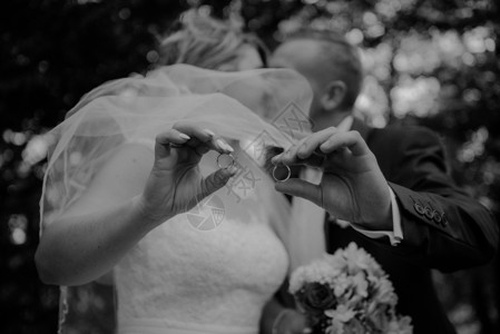 美丽的两个金色结婚戒指 最优质的制作物料新娘传统婚姻金子仪式周年金属白色夫妻庆典背景图片