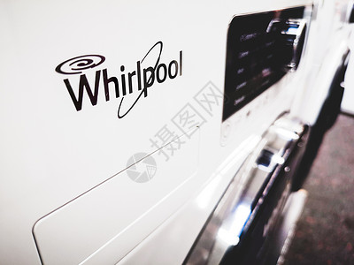 接近一个白色洗衣机上的Whirlpool品牌标志背景图片