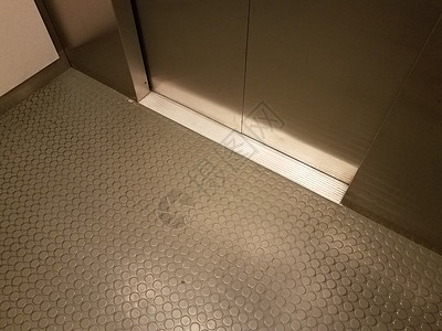 电梯中的灰色地板 有圆圈和闭门背景图片