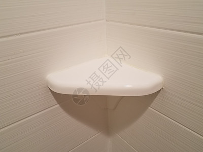 肥皂托盘或用白瓷砖在淋浴角落的架子背景图片