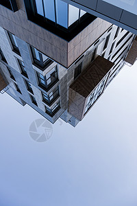 概念翻转的几何街道商业大楼的照片 笑声游泳池摩天大楼架构塔楼艺术建筑物城市工业蓝色房子背景图片