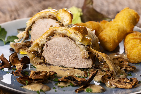 土豆猪肉蘑菇美味的开胃菜高清图片