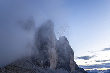 在意大利的厕所里日落首脑草地旅游顶峰全景高山公园晴天蓝色图片