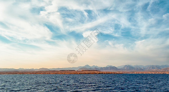 红海的岩石海岸和蓝天空 有云天空异国旅游海景情调气候季节旅行假期沙漠背景图片