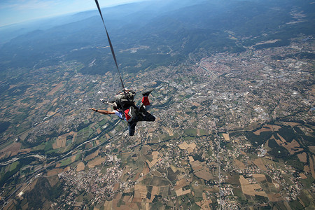 乘着降落伞跳跃在视线上方运动天空鸟类航行跳伞洗礼太阳航班背景图片