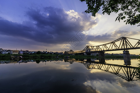 桥梁是横跨红河的第一座钢桥 由法国人 18981902 建造 以印度支那总督保罗多默尔的名字命名为多默尔红色叶子工程建筑学运输渔背景图片