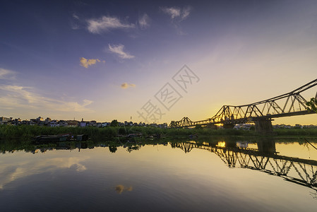桥梁是横跨红河的第一座钢桥 由法国人 18981902 建造 以印度支那总督保罗多默尔的名字命名为多默尔工程铁路叶子建筑学渔夫运背景图片