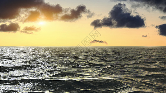 大西洋日落时的海平面地平线航行水面波浪蓝色海洋天空背景图片