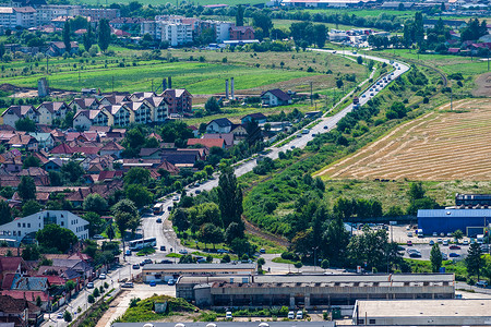 拉斯诺夫罗马尼亚国家Rasnov一条拥挤街道的空中照片景观房子运输房屋全景城市生活地标风景建筑学背景