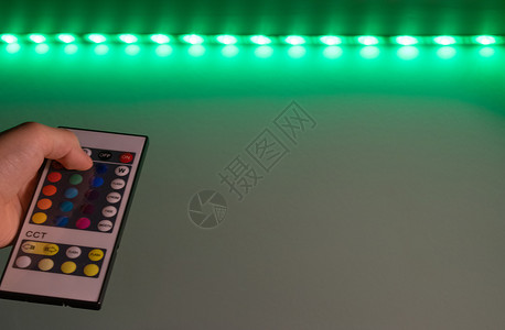 罗马尼亚布加勒斯特  232019 年 7 月 Rgb led 遥控器指向 led stri电视球员技术褪色电气条纹辉光红外线下背景图片