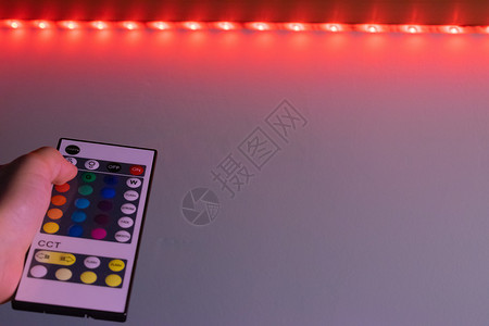 按钮灯罗马尼亚布加勒斯特  232019 年 7 月 Rgb led 遥控器指向 led stri球员灯泡价值下载照明技术发射红外线褪背景