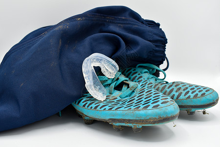 白色背景的橄榄球鞋 短裤和牙套口腔警卫 包括背景图片