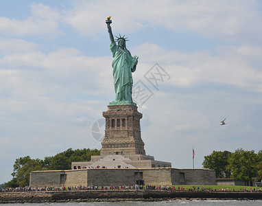 人与海鸥之间自由的雕像背景图片