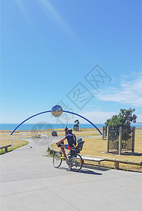 纳皮尔市千年雕塑艺术海滩支撑海岸自行车背景图片