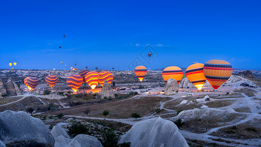 节日福利卡在土耳其卡帕多西亚的热气球中背景