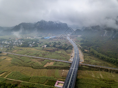 重水高速公路S62号岩溶山脉服务背景图片
