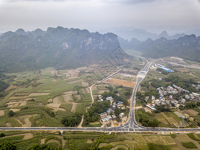 重水高速公路S62号岩溶服务山脉背景图片