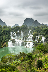 德提安瀑布岩溶山脉天空瀑布多云高清图片