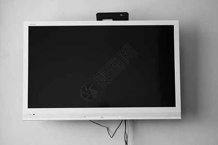 LCD或LED TV 屏幕挂在墙上 有一台电视调音机 用于室内装饰设计 舒适的家视频框架小样电脑推介会电气展示房子技术家具背景图片