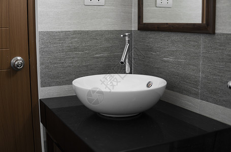 厕所内有白色圆柱水槽和现代浴室的铬水龙头房间洗手间镜子公寓制品财产卫生间风格盆地卫生图片