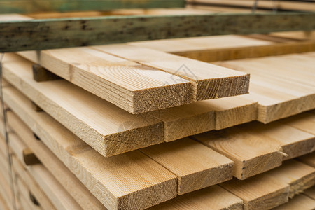 锯木厂木板上成堆的木板 在户外锯木厂锯木板的仓库 木坯建筑材料木木材堆栈 行业林业库存硬木材料制造业产品商业木匠松树主食背景图片