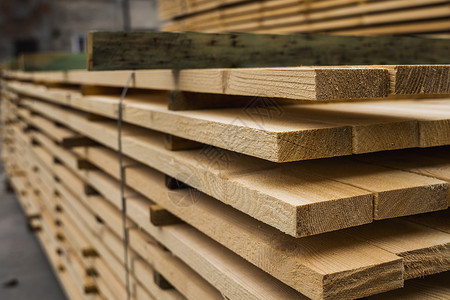 锯木厂木板上成堆的木板 在户外锯木厂锯木板的仓库 木坯建筑材料木木材堆栈 行业森林产品商业铺板林业木头库存制造业主食生产背景图片
