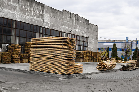 锯木厂木板上成堆的木板 在户外锯木厂锯木板的仓库 木坯建筑材料木木材堆栈 行业地板制造业加工森林铺板工作材料主食工厂松树背景图片