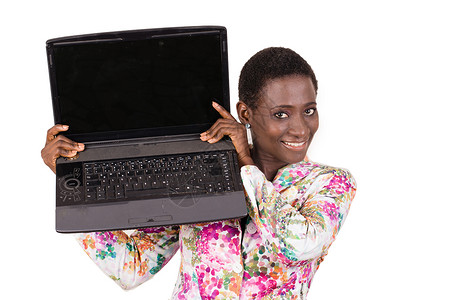 年轻快乐的女商务人士在看她的笔记本电脑背景图片
