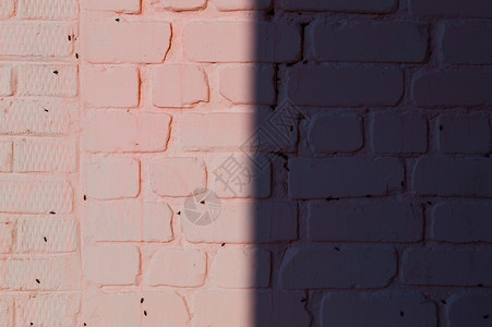 有垂直影子线的粉红色砖墙 纹制的墙壁存量模式砖块玫瑰阴影背景图片